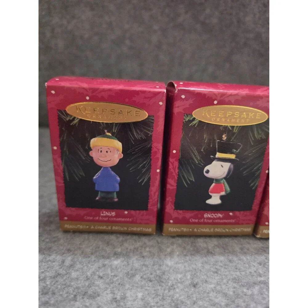 Hallmark Peanuts Lot Of 7 Charlie Brown Snoopy Lucy Keepsake Ornaments And Tree